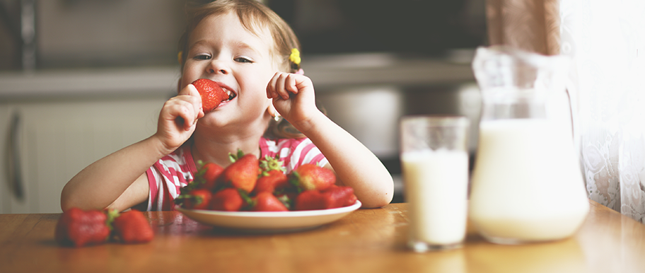 petite fille mange des fraises